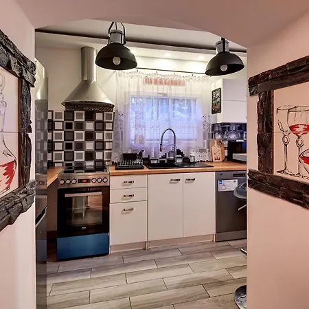Rentplanet - Jednosci Narodowej Apartment