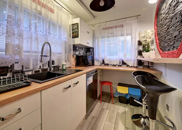 Rentplanet - Jednosci Narodowej Apartment
